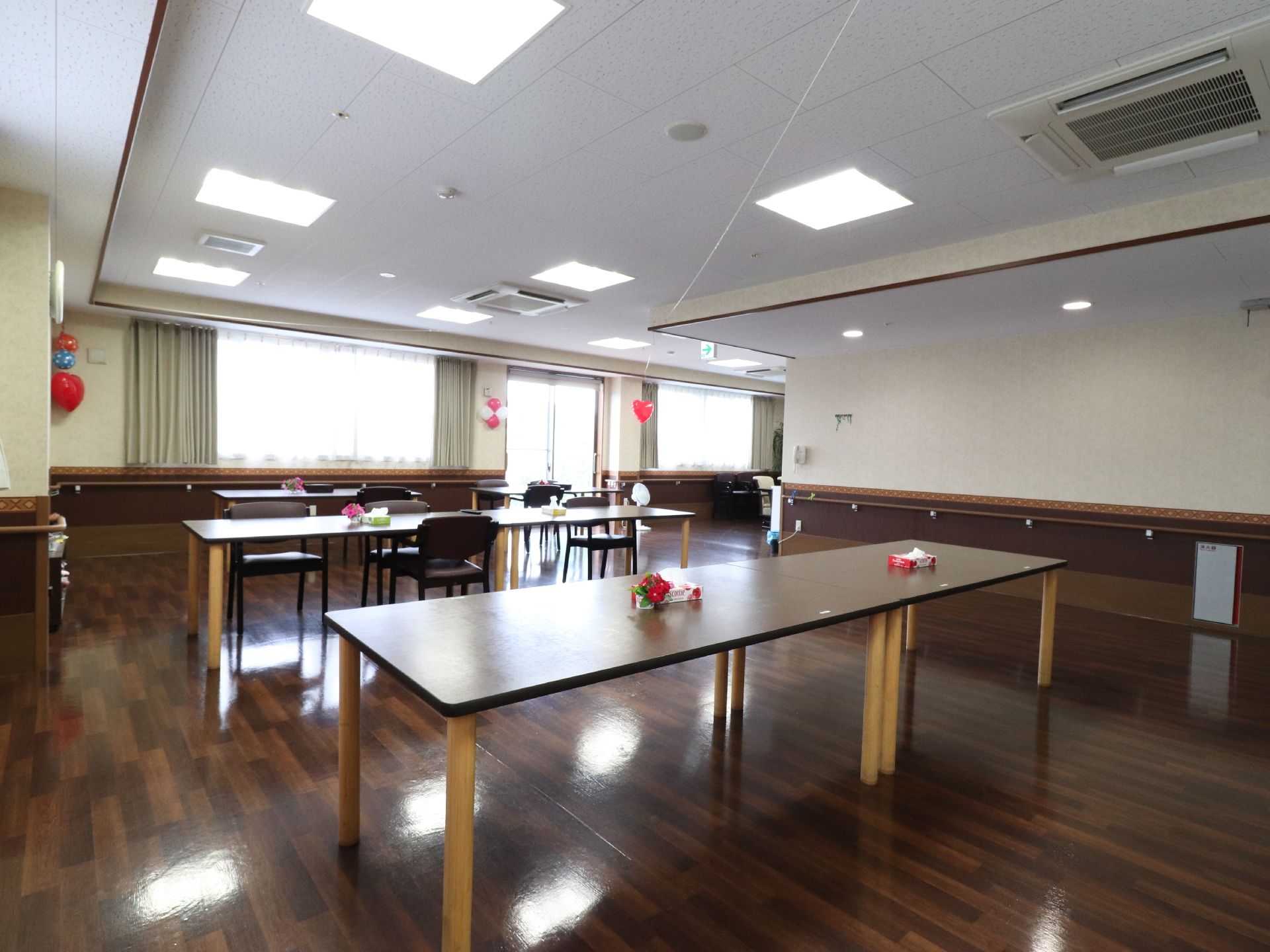 食堂兼談話室は広々とした空間になっており、ダークブラウンの椅子と、長方形のテーブルが、ゆったりと並べられている。