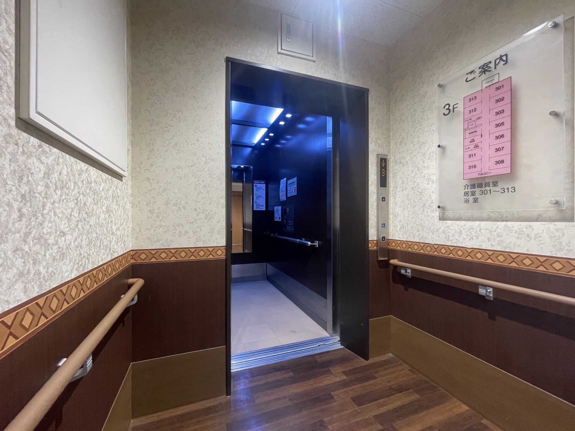 安全なエレベーター入口