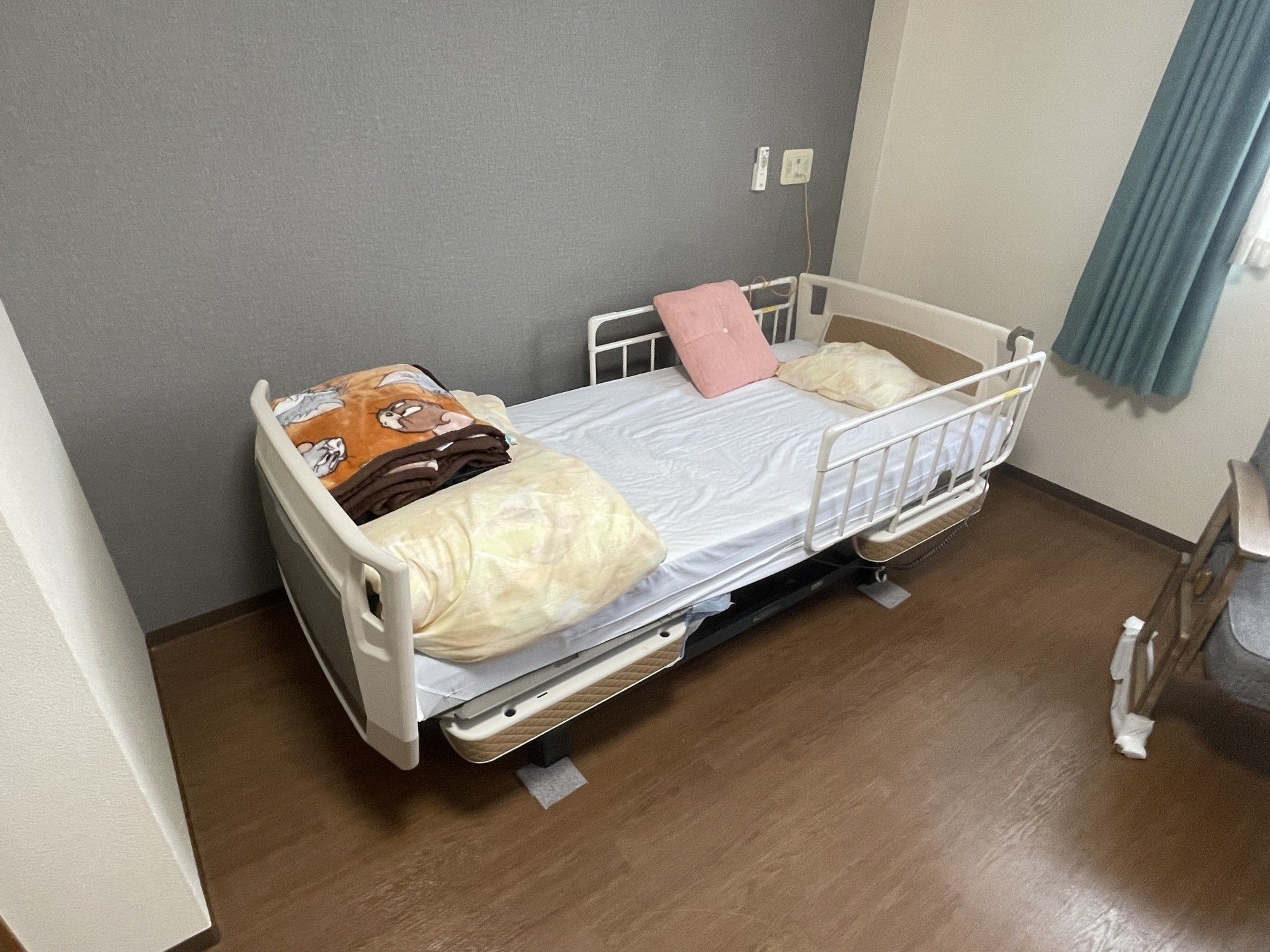 落ち着いた色調の寝室