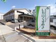 緑の文字の看板が目印。駐車場もある。
