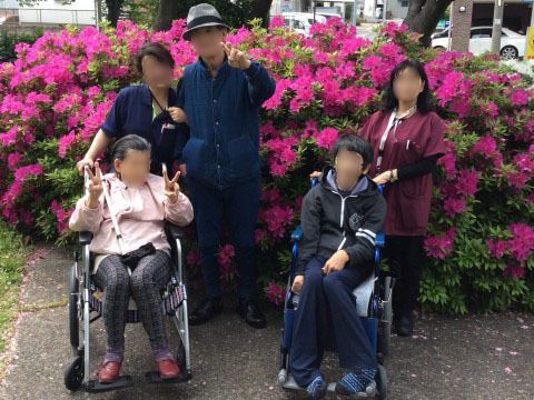 外出イベントを実施している。スタッフがサポートしているので、車いすでの参加も可能。