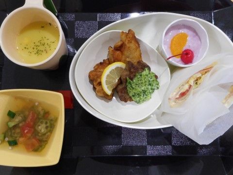 「住宅型有料老人ホームレガロくすのき」のお食事。バラエティに富んだ献立を用意している。