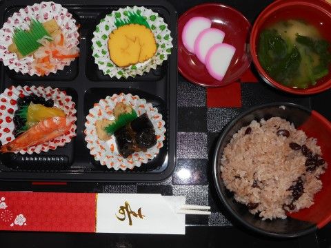 「住宅型有料老人ホームレガロくすのき」のお食事。季節のイベントに合わせたメニューもある。