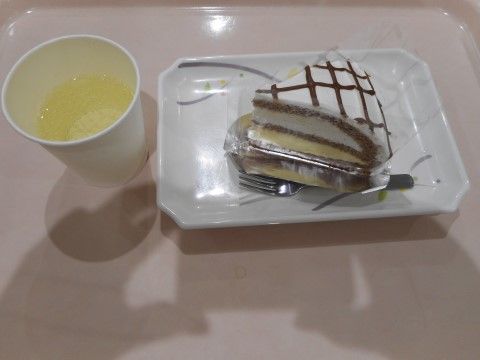 「住宅型有料老人ホームレガロくすのき」のおやつ。ケーキなどのデザートも楽しめる。