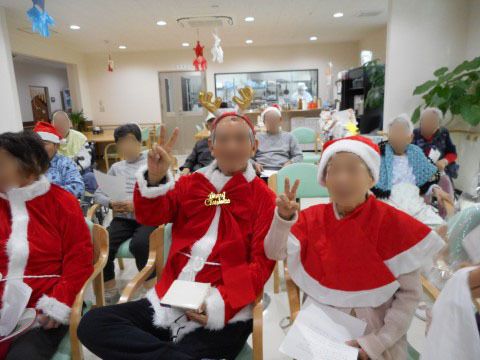 「住宅型有料老人ホームレガロくすのき」のクリスマス会。大勢でクリスマスパーティーを実施している。