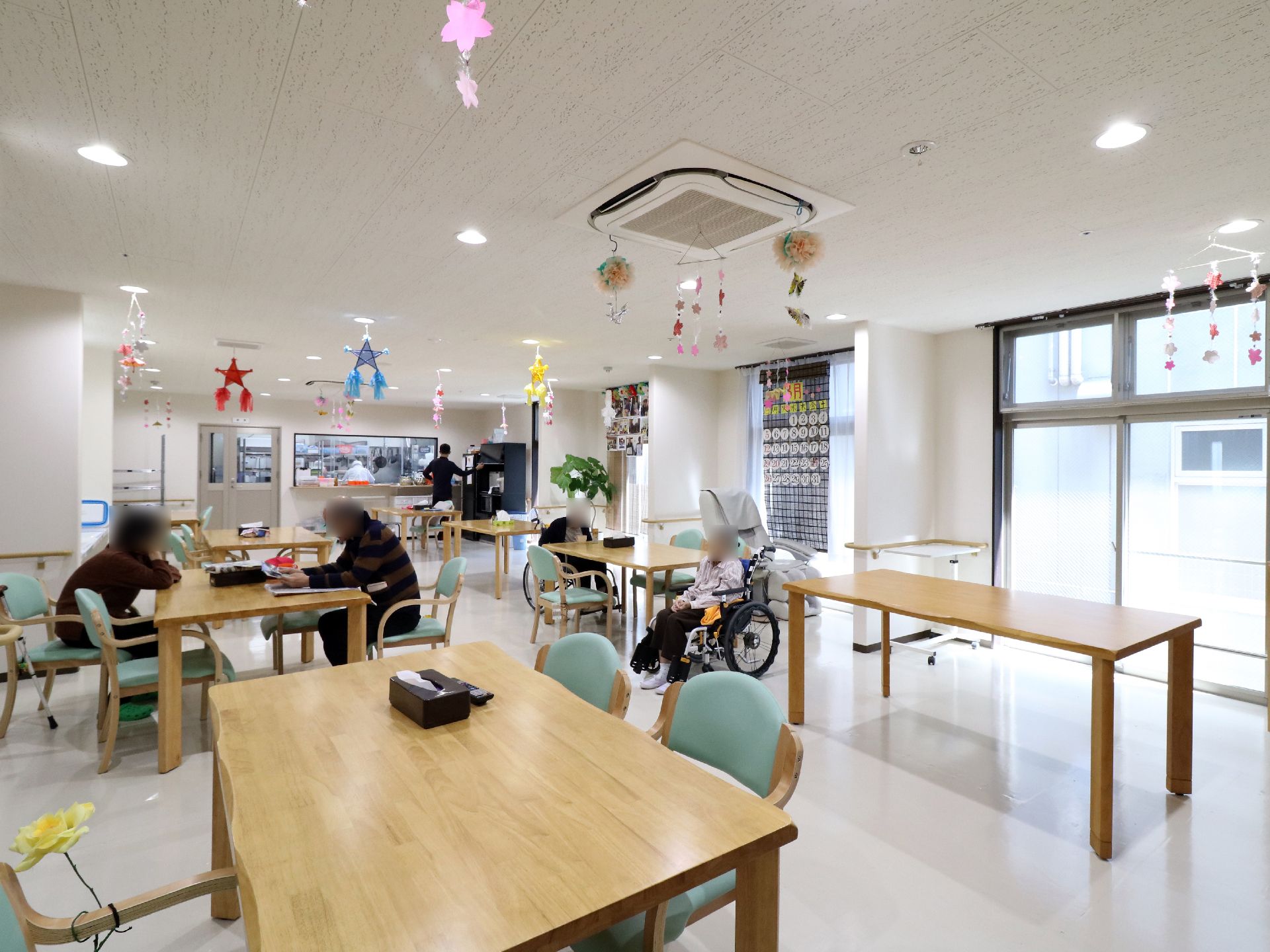 ゆったりとした広さの共用スペース。車いすのまま利用出来るテーブルを採用している。