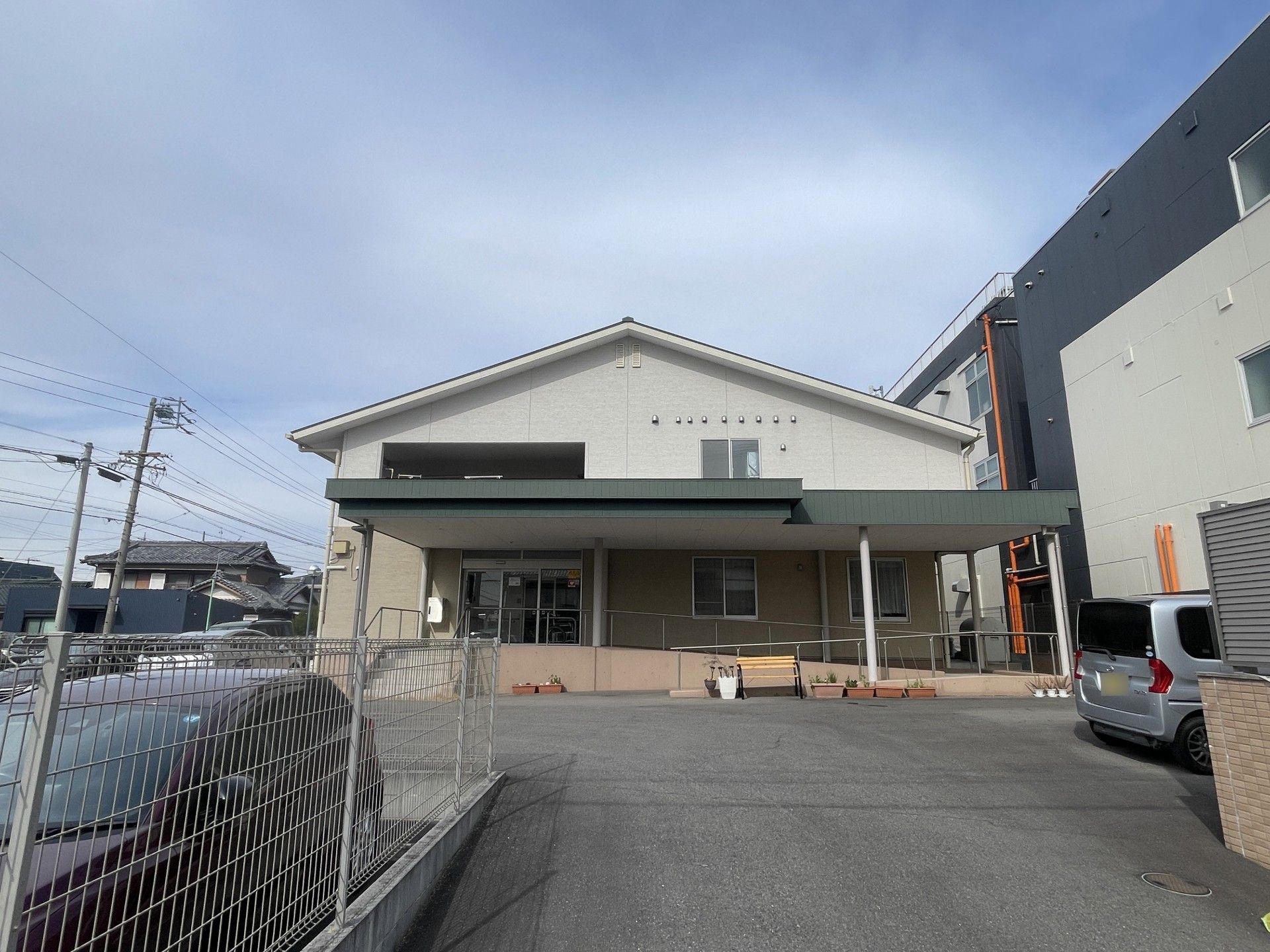 広い駐車場のある建物