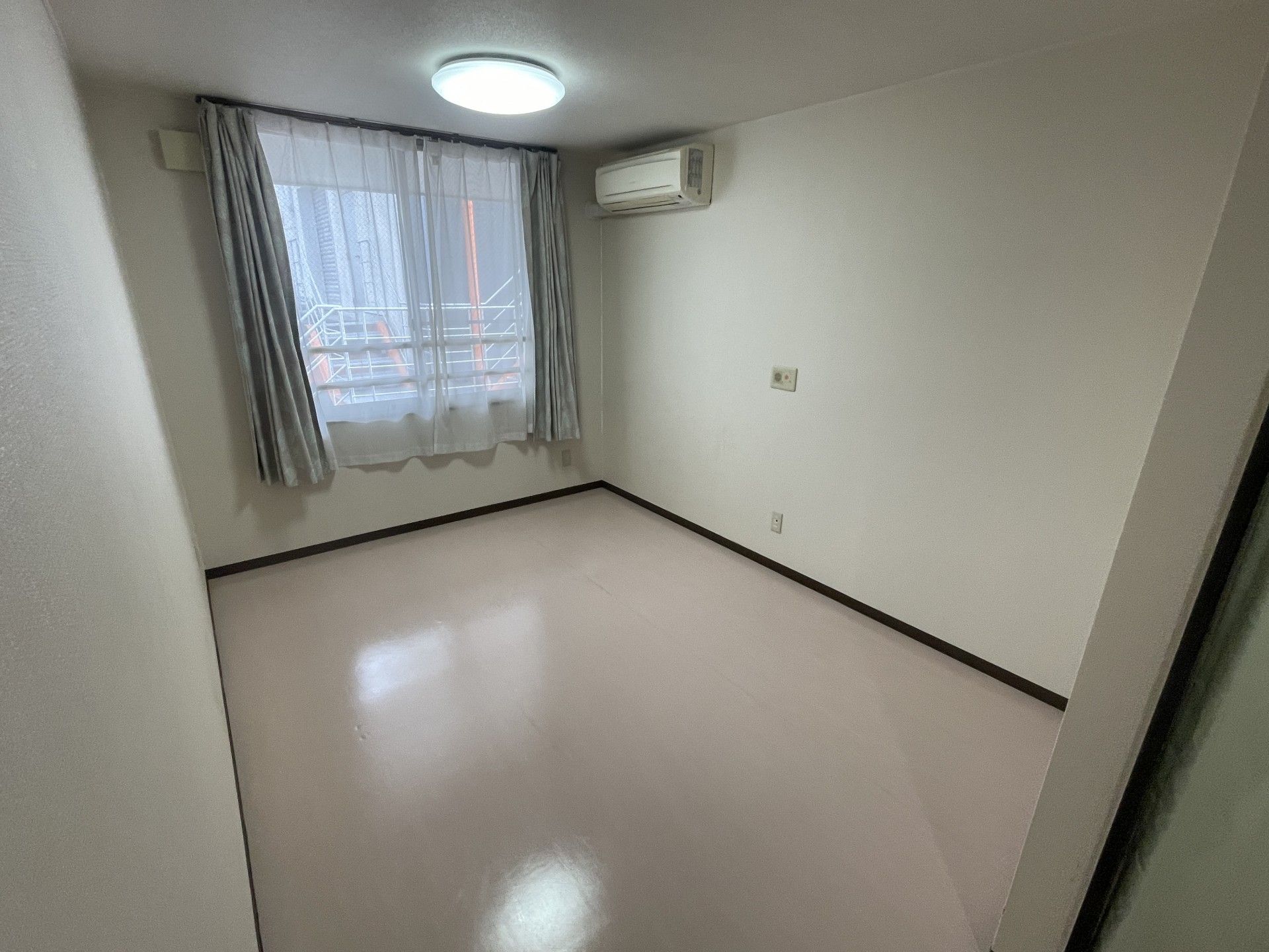 窓際の明るい部屋