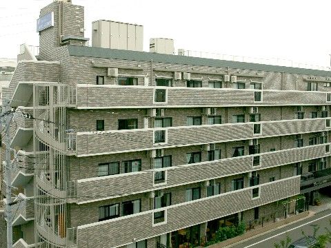 二階以上にベランダがついている、五階建ての建物の外観