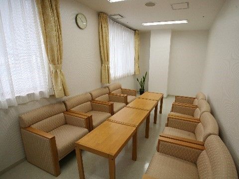 中央にテーブルが四個並べられていて、椅子も用意してある談話室
