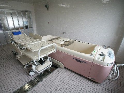 出入口はアルミ製の折り戸になっており、間口一杯まで開口することができ、移動式のストレッチャーもスムーズに通過できる。