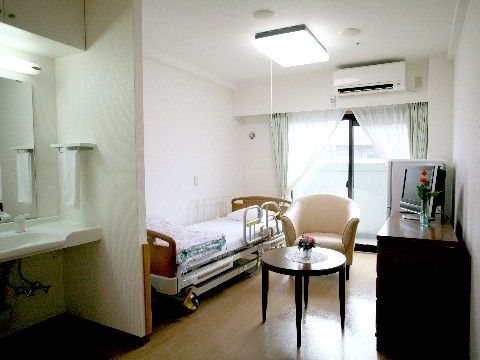 居室の出入口側に洗面台が設置されている。また袖壁により仕切られており独立した空間として確保されている。
