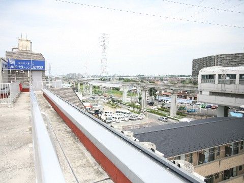 柵が設置された施設の屋上からはモノレールの駅を眺めることができ、通勤ラッシュ時などの人の動きを観察することができる。
