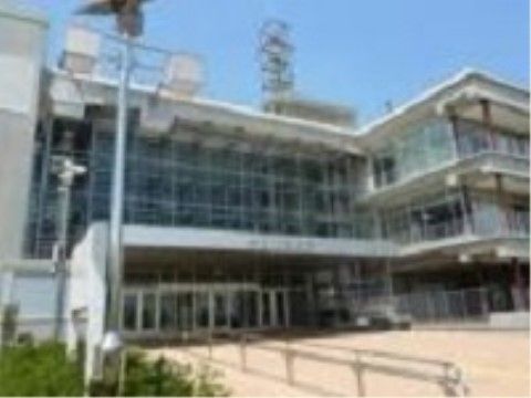 行政機関の手前の敷地内からは自立式の手すりが設置されており、それを伝いながら安全に出入口に向かうことができる。