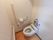 トイレには蓋の無い状態の便座があり、後ろの壁際には水を流すとき、手をかざすタイプの機器が設置されている。