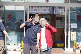 デスクや棚が設置されたスタッフルーム