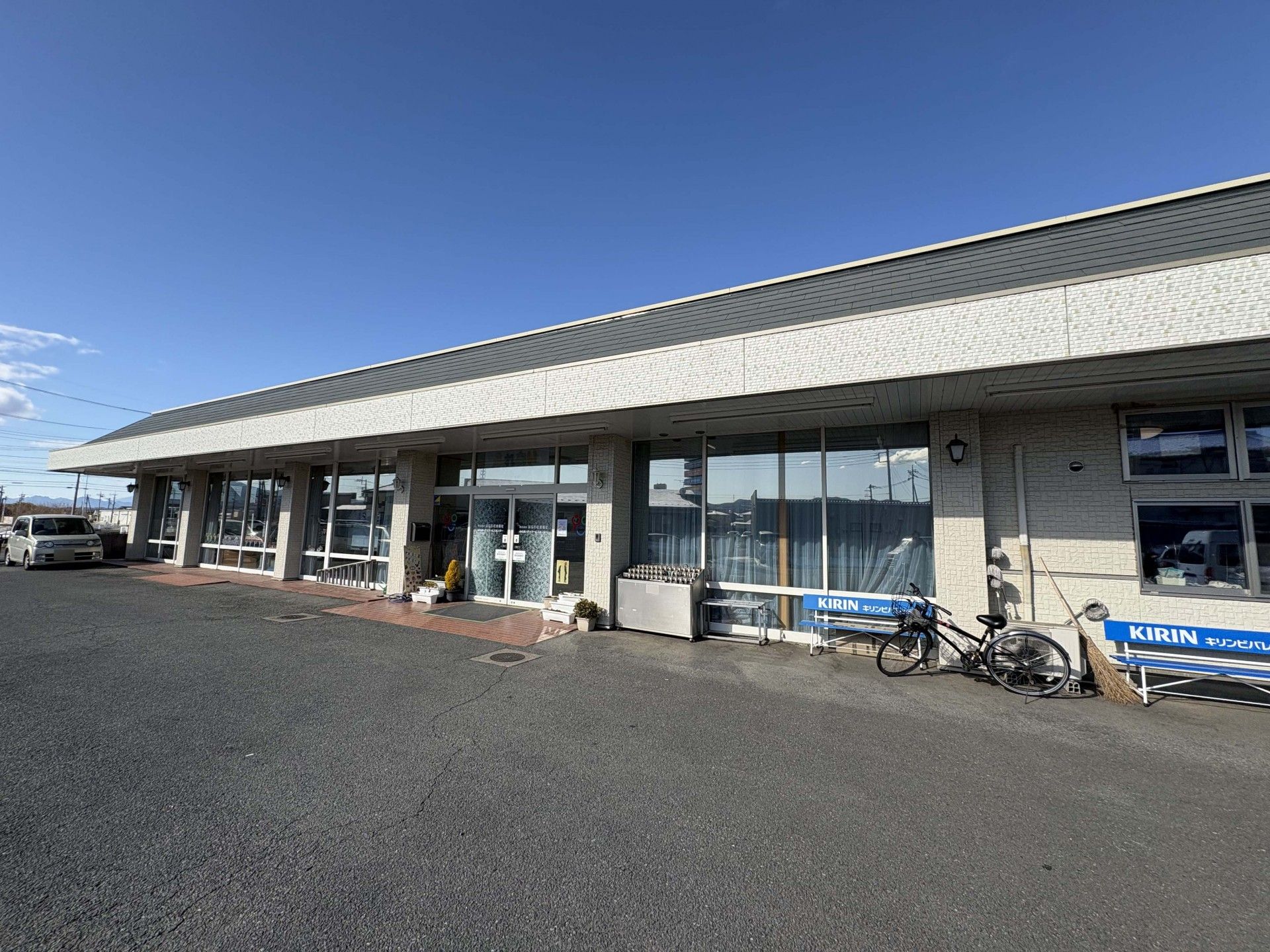 広い駐車場のある建物