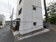住宅街の角にある建物
