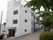 坂をのぼり切った左手の角地に施設は建っている。屋上があり3階建ての建物で入り口は坂の途中に雨よけとともについている。