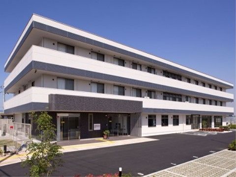 玄関から駐車場までバリアフリーで歩きやすい。玄関には視覚障がいのある方に配慮して、点字ブロックが設置されている。