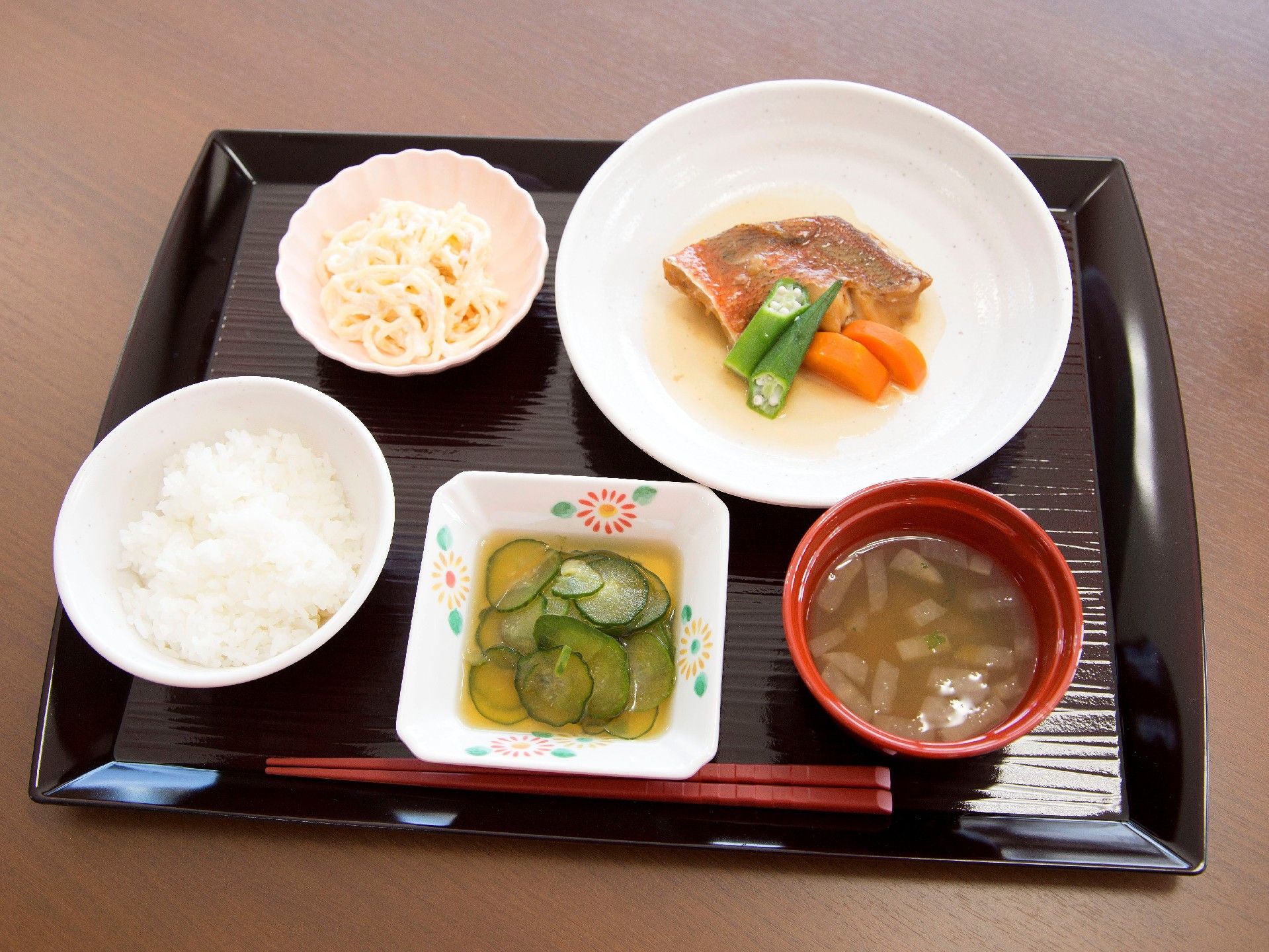 和食が中心のメニューは、彩りや食感なども楽しめるよう配慮されている。盛り付けも丁寧にされているため、見た目も美しい。