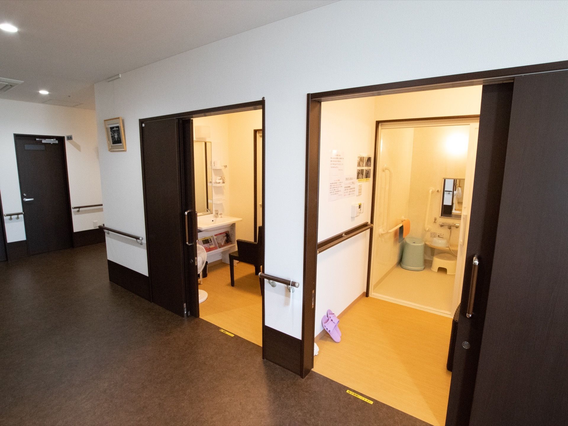 個人浴室が２つ並んでいてそれぞれ部屋のようになっている。浴室の手前は脱衣所となっていて、洗面台や椅子が設置されている。