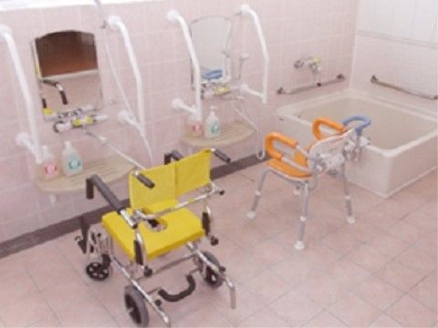 広さがあるので、複数の入居者様で利用することができる。浴槽内には手すりが設置され、シャワー前にはシャンプーなどが用意されている。