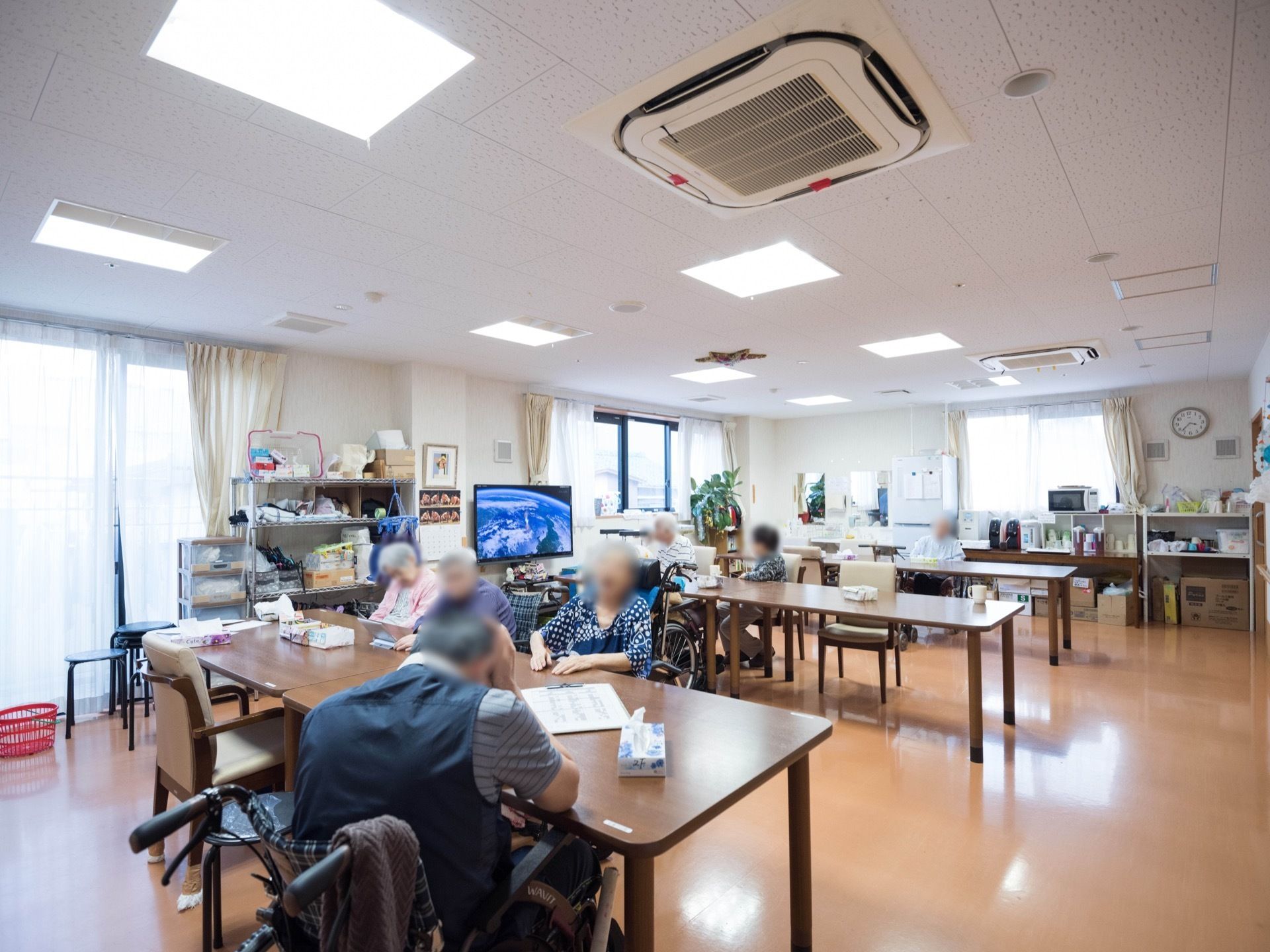 共有スペースは広く椅子やテーブルが並んでいる。入居者様はテレビを見たり、入居者様同士で談話したりできる。