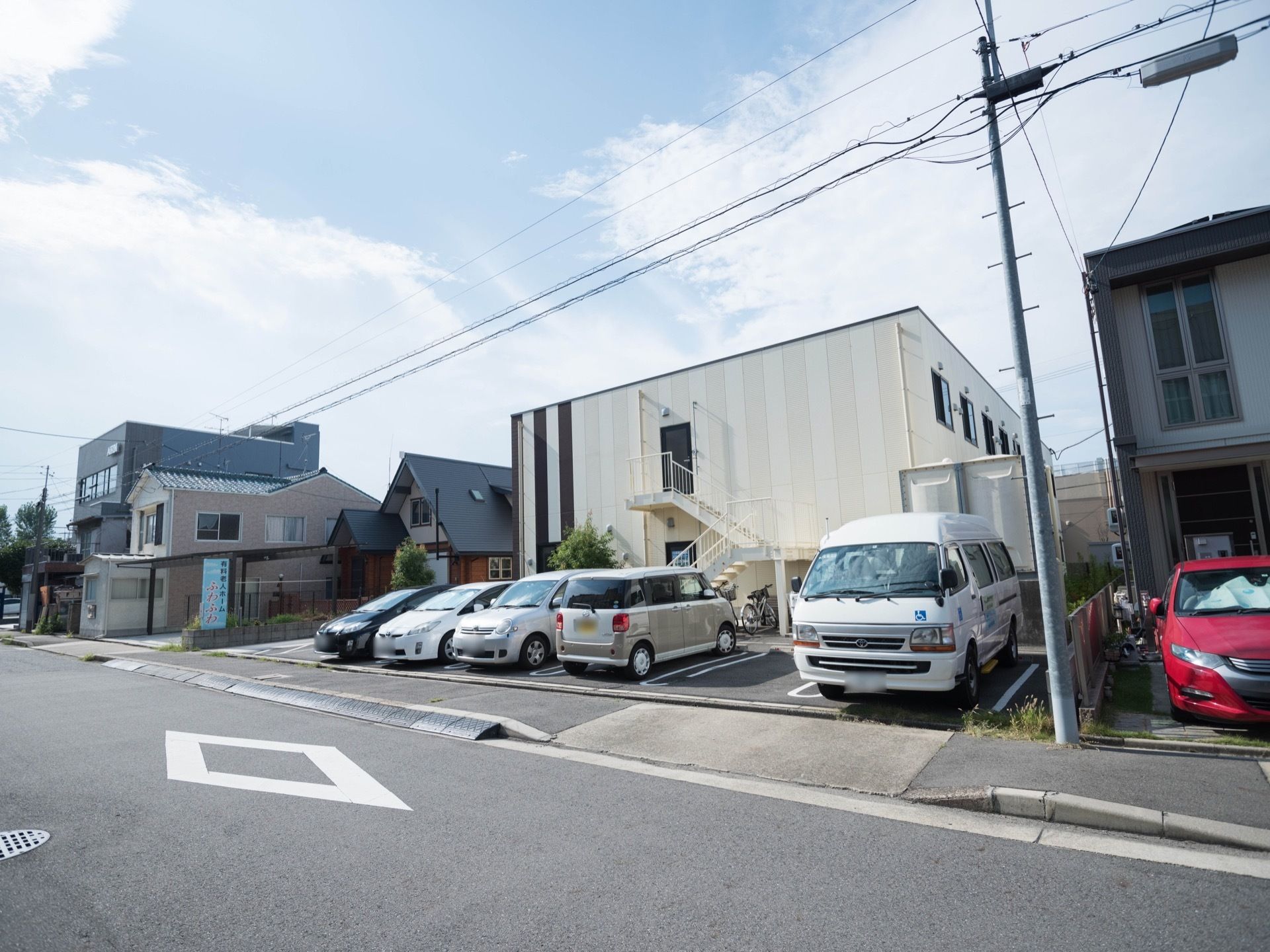 施設には広い駐車場が付いているので、入居者様のご家族も来訪しやすくなっている。周りに高い建物もなく日当たりが良い