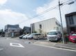 施設には広い駐車場が付いているので、入居者様のご家族も来訪しやすくなっている。周りに高い建物もなく日当たりが良い