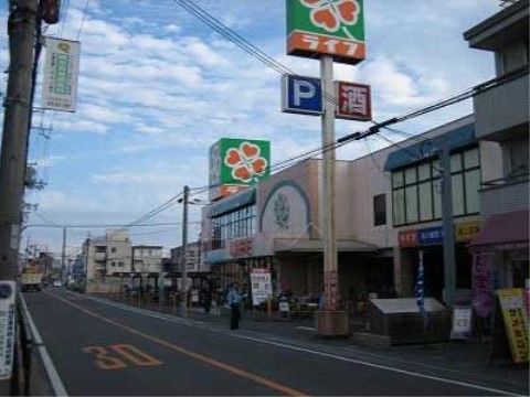 道路の向こう側にある、大きな看板が表示されているスーパーマーケット