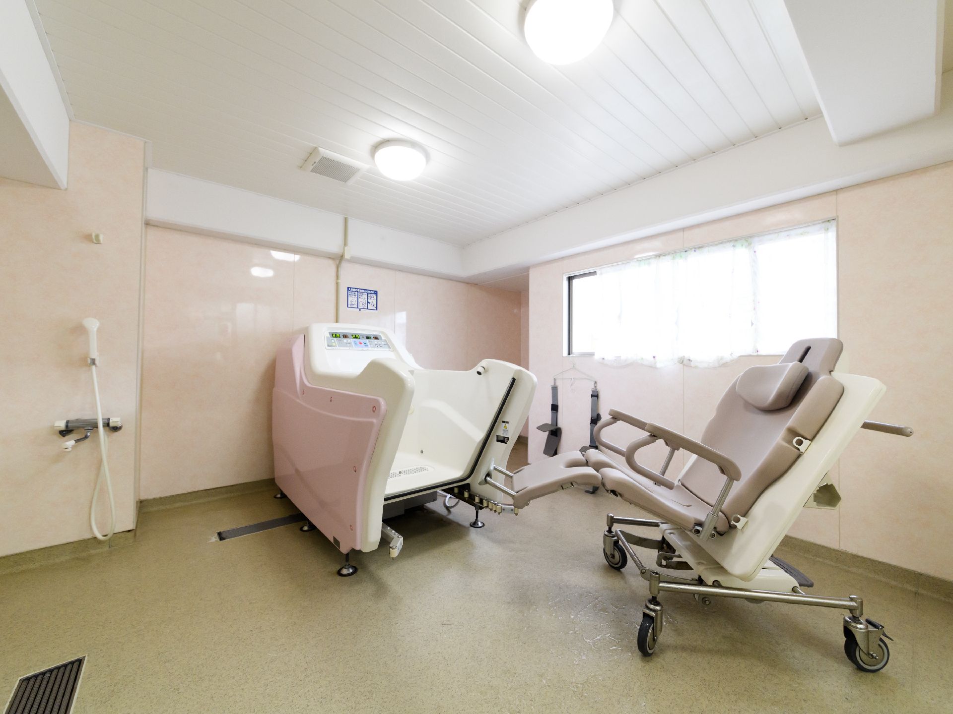 体が不自由で、自分で入浴ができない入居者様は、機械入浴を利用することができる。窓が高く明るいスペースである。