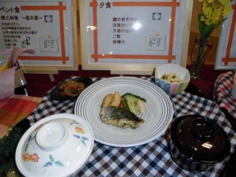 小さなフレームに入った献立書きの前にある布の上に置かれたサンプル