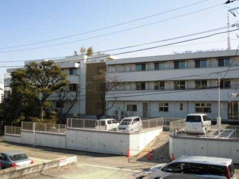 外壁は白の３階建ての建物で、施設感が少なく、マンションのような外観である。建物前には駐車場も完備している。