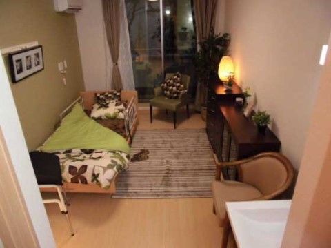 掃出し窓があり、風通しも良い。床面は薄ベージュ色のフローリングで、バリアフリー仕様になっている。介護ベッド、エアコンも完備している。