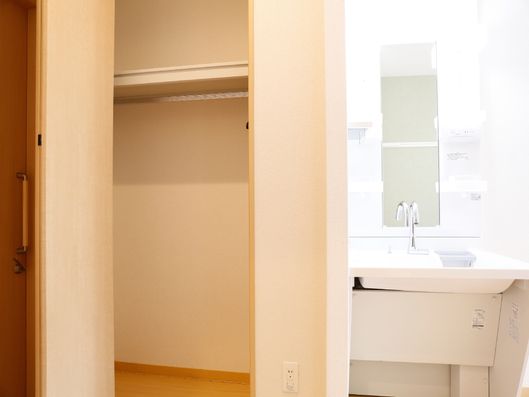 クローゼットと洗面台とコンセント