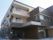 茶色とベージュの色合いの、落ち着いた雰囲気のある建物である。窓が各所に取り付けられており、日の光を多く取り込むことのできる設計である。