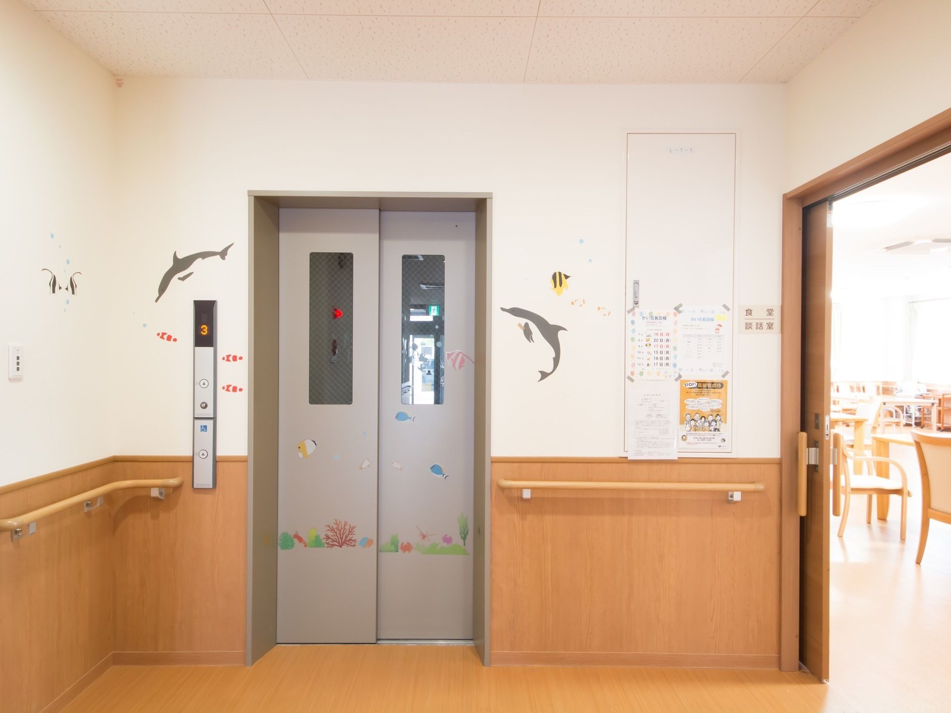 ３階建ての施設建物には、フロア間を移動するためのエレベーターが設置されている。ドアは２段スライド式で、片側に収納される。