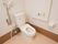 トイレには、温水洗浄便座器が完備されている。可動式手すりや呼び出しブザーが設置され、安全対策がとられている。
