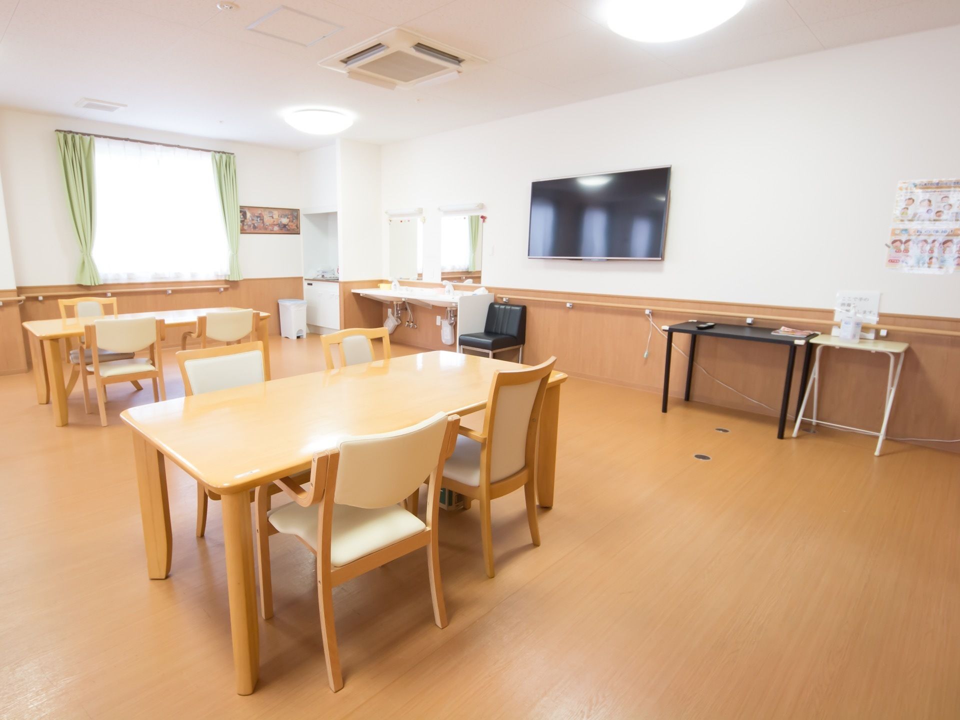 明るく広々とした食堂である。白を基調とした壁と天井で、床はフローリングになっている。テーブルの間隔も広く移動も簡単である。