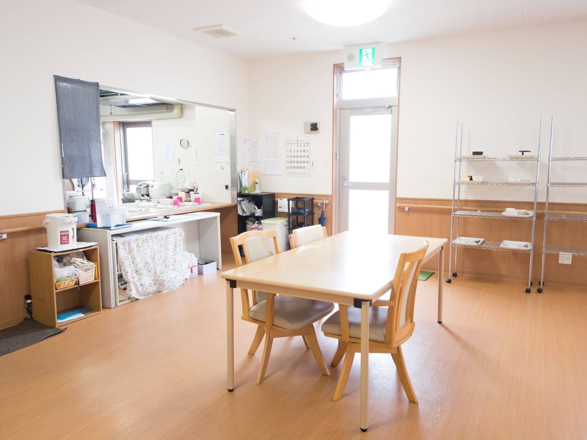座面が回転するタイプの椅子が置かれている、明るい食堂