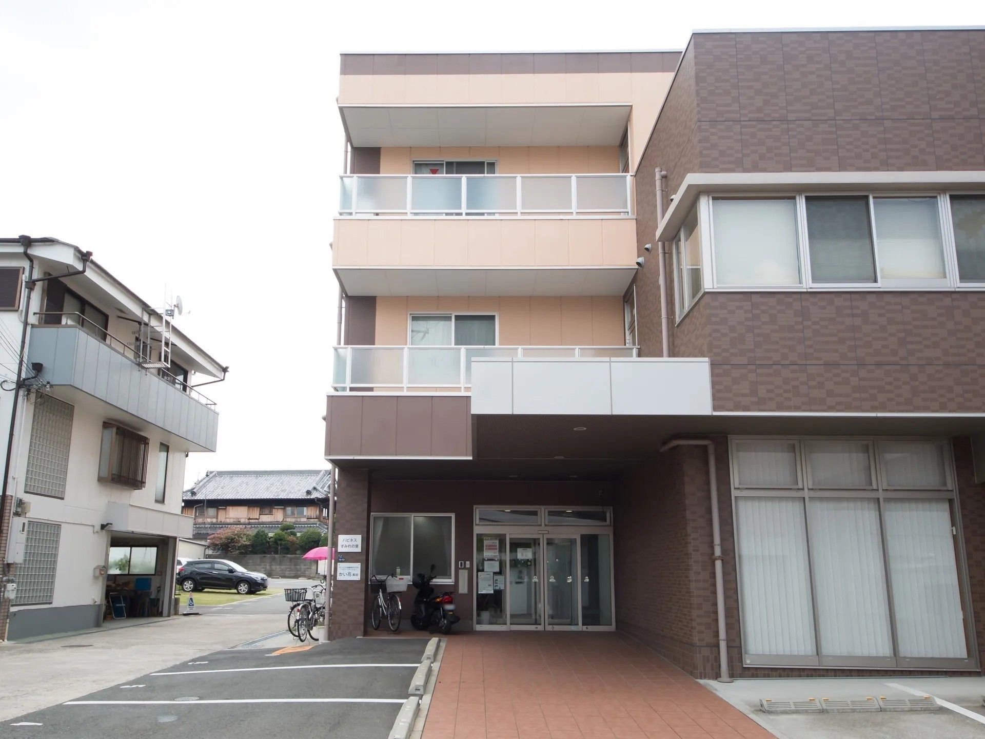 奥まった位置にある玄関のすぐそばにある飲料の自動販売機