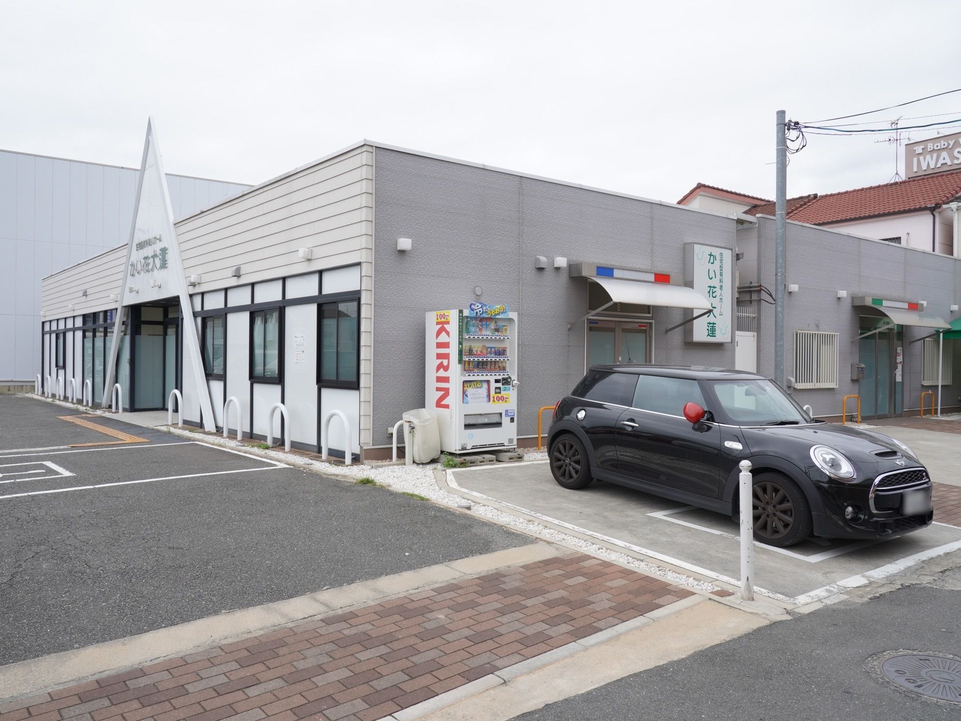 落ち着いた雰囲気の立地に建てられた施設である。24時間サポート付きで、快適に安心して生活することができる。
