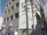 淡いグレーの建物は、横から見ると台形になっている。遠くからもわかりやすいように、施設名が建物の壁面に大きく書かれている。