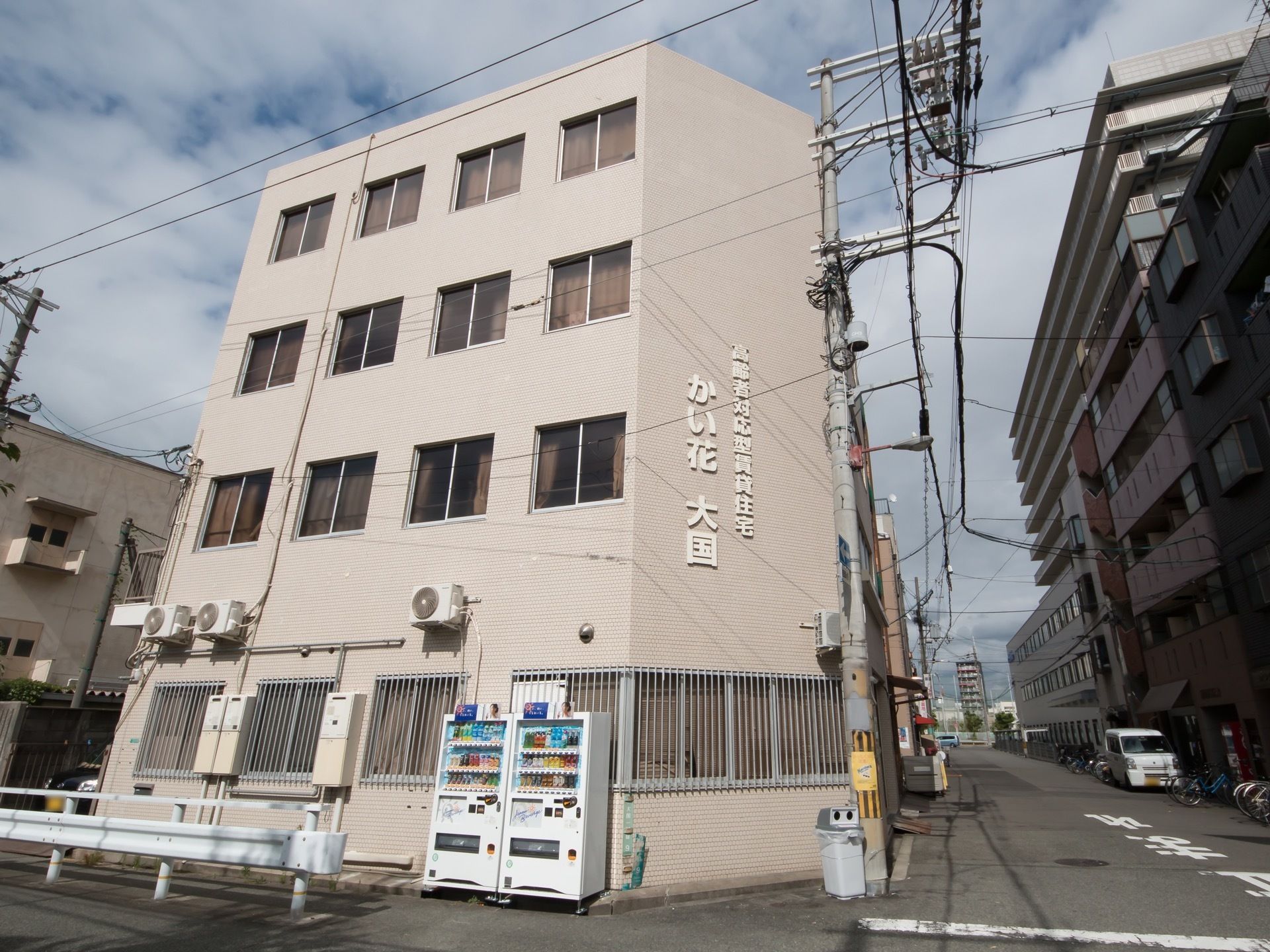 周辺は静かな住宅街と商業施設に囲まれている。大きな道路に面しているため利便性が良く、来訪者様も足を運びやすい。