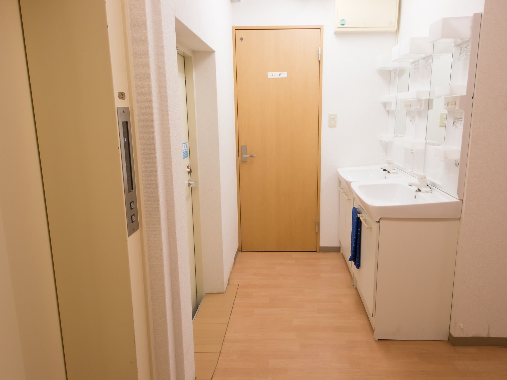 共同の洗面所には洗面台が２セットあり、そばにトイレが設置してある。またエレベーターにも近く、移動がしやすい。