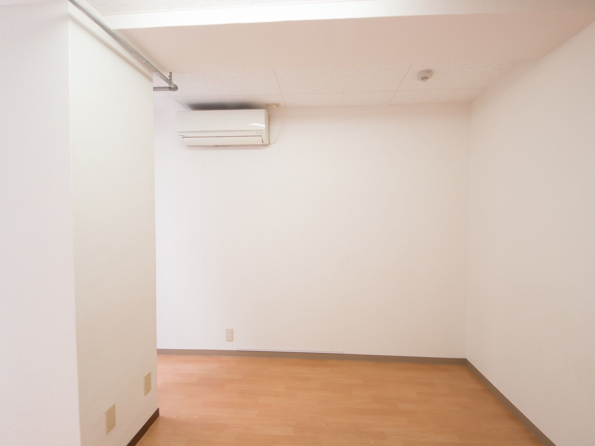 居室の壁は白色である。フローリングにはナチュラルなカラーの木材を用いており、シンプルな内装である。好きなインテリアを導入できる。