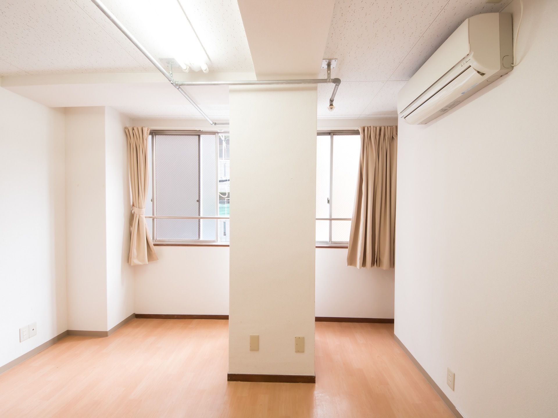 冷暖房完備の居室で、一年中快適に過ごすことができる。家具の配置を自由に行えるように、至る箇所に電源プラグを設置している。