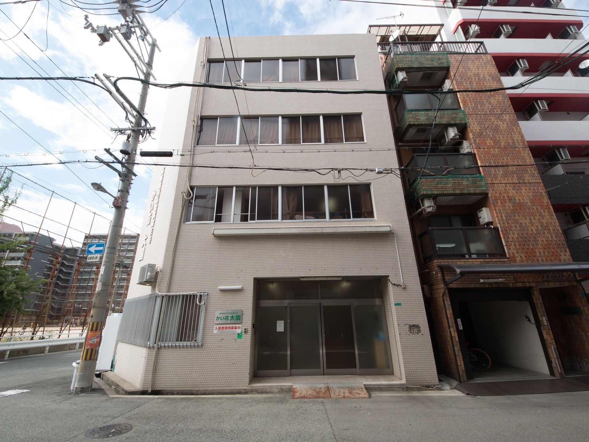 ２面が道路に接している敷地に建つ４階建ての施設外観