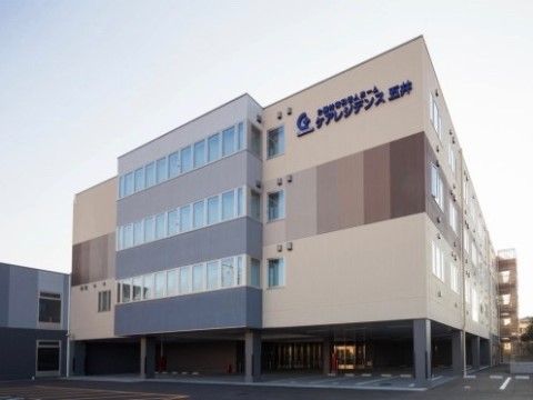 １階部分が掘り込まれていて、その奥まった所に見える玄関
